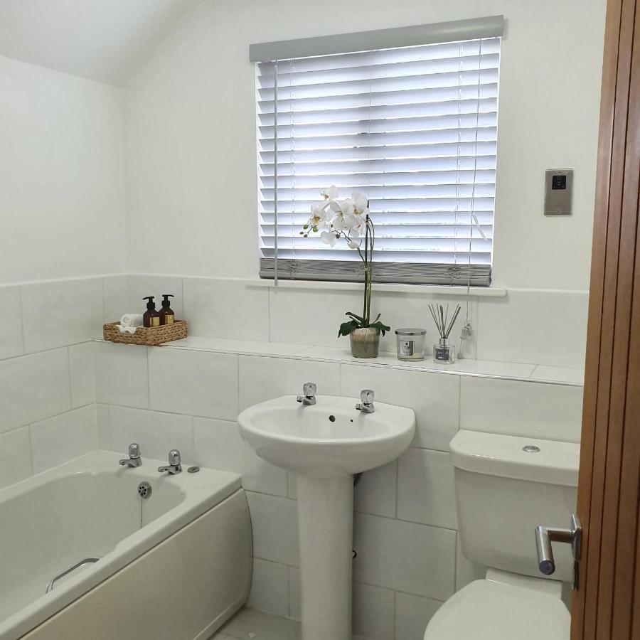 Spacious Beautiful And Warm Cottage With Parking Chelmsford Exterior photo